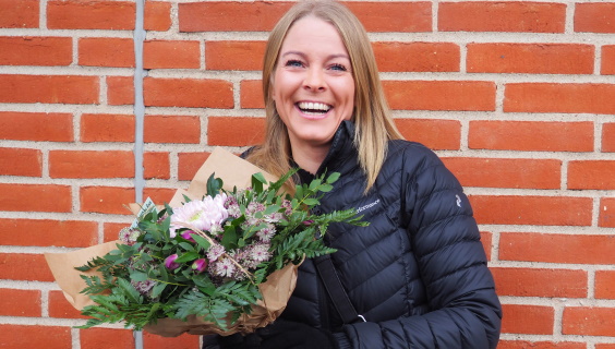 Smilende Sarah Hylleberg med buket